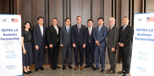 지난 27일 서울 중구 더플라자 호텔에서 코트라 주최로 미국 로스앤젤레스(LA)시 경제사절단을 초청해 열린 '코트라-LA 비즈니스 파트너십' 행사에서 권평오 코트라 사장(왼쪽 네번째), 에릭 가세티 LA시장(왼쪽 다섯번째) 등 행사에 참석한 주요인사들이 기념촬영을 하고 있다. <코트라 제공>